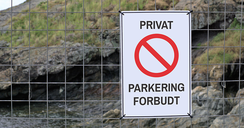 Privat, parkering forbudt skilt. Festet med strips på netting gjerde
