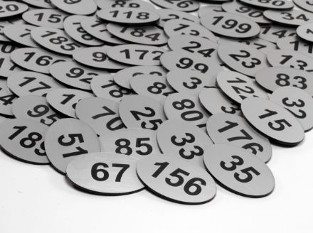 Sm� merkeskilt i plast Sm� merkeskilt i plast