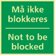 Etterlysende/selvlysende nødskilt som tydelig viser at rømningsveien ikke må blokkeres. Skiltet har både norsk og engelsk tekst: Må ikke blokkeres. Not to be blocked.