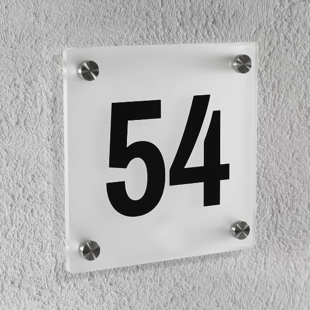 Moderne husnummerskilt i frosta akryl / pleksiglass. Sorte tall på frosta skiltplate.