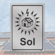 Sikkerhetsskilt som viser at huset/bygningen har solcelleanlegg. Velg skilt som skrus på vegg eller klistremerke som limes på sikringskap/strømtavle og elektriske installasjoner knyttet til solcellepaneler.