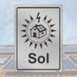 Sikkerhetsskilt som viser at huset/bygningen har solcelleanlegg. Velg skilt som skrus på vegg eller klistremerke som limes på sikringskap/strømtavle og elektriske installasjoner knyttet til solcellepaneler.