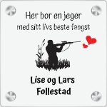 Bilde av Dørskilt: Her bor en jeger med sitt livs beste bytte