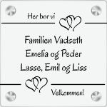 Bilde av Ett av våres populære Her bor vi skilt i akryl