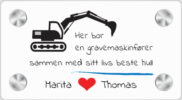 Bilde av Gøyal skiltmal i KLAR akryl: "Her bor en gravemaskinfører med sitt livs beste hull"