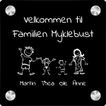 Bilde av Artig dørskilt i svart akryl. Rediger malen og lag familiens helt personlige skilt.