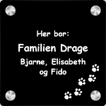 Bilde av Dørskilt med dyrespor. I flott svart akrylkvalitet.