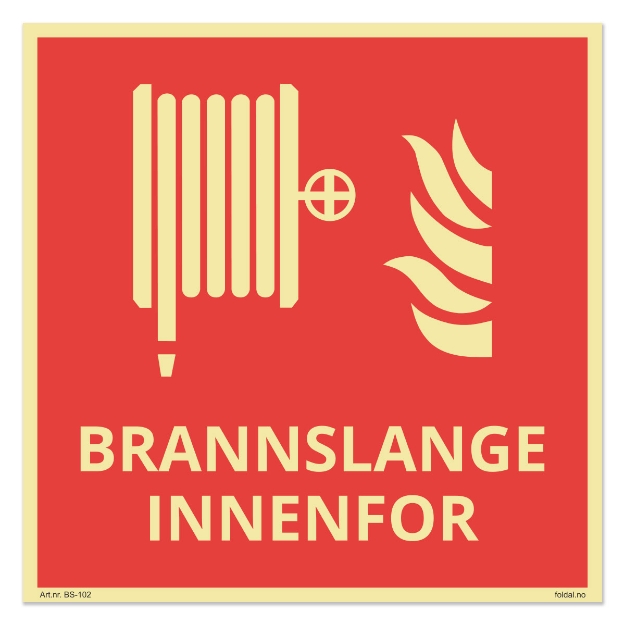 Etterlysende brannskilt med tekst "Brannslange innenfor". Brukes når brannslange er plassert bak en dør eller inne i et rom og ikke er umiddelbart synlig. 