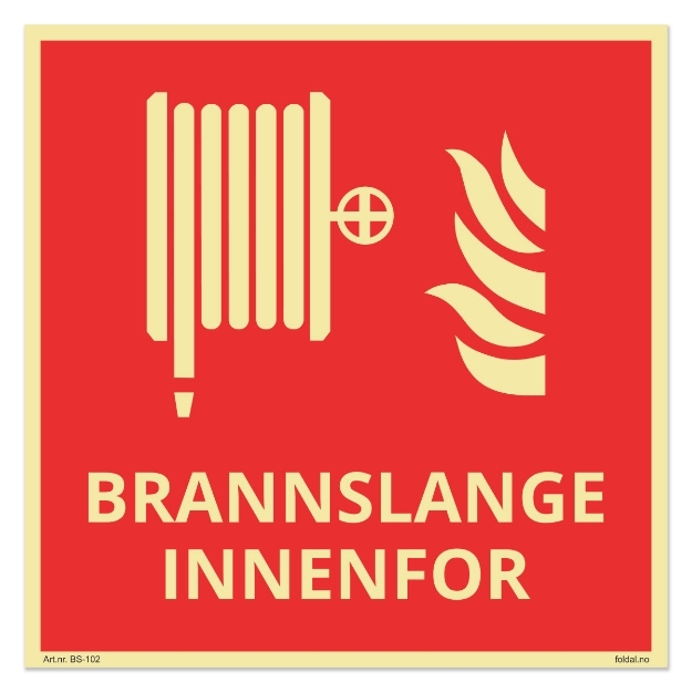 Etterlysende brannskilt med tekst "Brannslange innenfor". Brukes når brannslange er plassert bak en dør eller inne i et rom og ikke er umiddelbart synlig.
