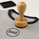 Rundt stempel for klær og tekstiler, for bruk på stempelpute.  For bruk sammen med stempelpute og vannfast blekk som tåler vask. 