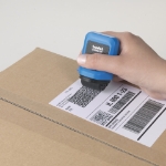 Trodat ID Protector er en adresseskjuler som effektivt skjuler adresse og sensitiv informasjon på fraktetiketter og emballasje.