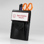 Skinnmappe for sykepleier med penneholder. Skiltmappe i sort skinn påmontert navneskilt med smiley i rød farge