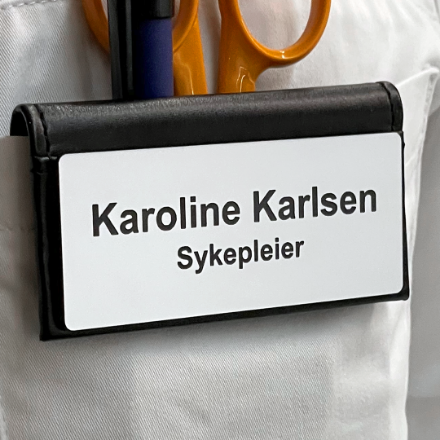 Navneskilt med nål eller magnet | Foldal Stempel og Skilt