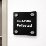 Dørskilt uten skruer, festes på vegg med tape. Unngå hull i veggen, skilt som passer for borettslag og sameier der det ikke er lov å lage hull i vegg eller dør