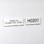 Adressemerke skilt og skilt med bruksenhentsnummer (h-nummer) for sameier og borettslag. Graverte skilt i hvit farge med sort tekst og selvklebende tape på baksiden