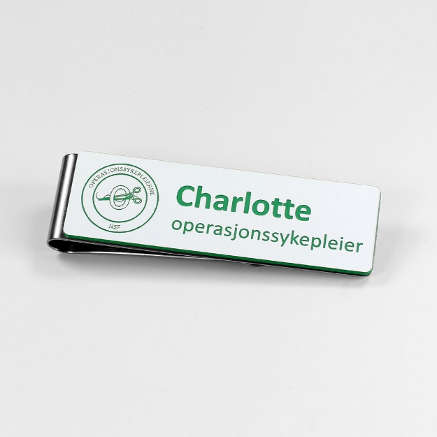 Navneskilt spesielt for operasjonssykepleier. Hvite skilt med grønn gravering og metallklemme. Logo og utforming avtalt med Faggruppa Operasjonssykepleierene NSF