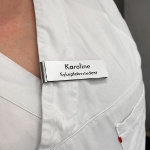 Navneskilt for sykepleierunifrom, med klemme/klype festes skiltet skiltet på uniformen. Raskt å ta på, raskt å ta av. Gravert skilt som er holdbart og tåler sprit og hygenisk rengjøring.