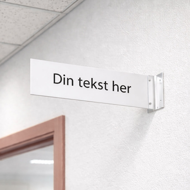 Flaggskilt som står ut fra vegg i korridor. Utstikkende veggskilt som lages med tekst, logo, retningspil / skiltsymboler