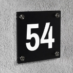 Moderne husskilt i svart farge med hvitt husnummer. Skiltet har pent utseende med avstandsknotter i metall.