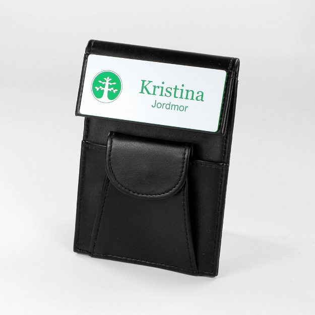 Navneskilt for medlemmer av Den norske jordmorforening. Skinnmappe med penneholder og Dnj logo