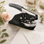 Pregestempel for papir som preger personlig motiv og monogram på konvolutter og papir. Populært for bryllup og invitasjoner