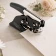 Pregestempel for papir som preger personlig motiv og monogram på konvolutter og papir. Stempel med hevet trykk. Populært for bryllup og invitasjoner