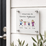 Personlig dørskilt i frostet akryl med tegning av familie og navn på familiemedlemmene.