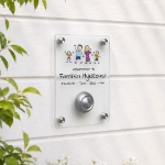 Dørskilt på husvegg, med ringeknapp og personlig motiv. Koselig design med tekst Velkommen til, og familie figurer med navn.