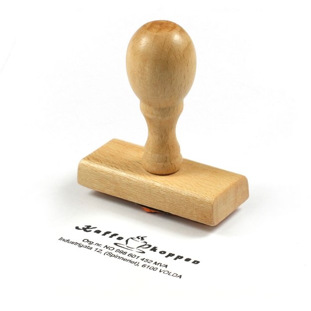 Klassisk stempel i tre, flott finish i ekte tradisjonelt treverk. Stempler logo eller egen tekst. For bruk sammen med valgfri stempelpute,